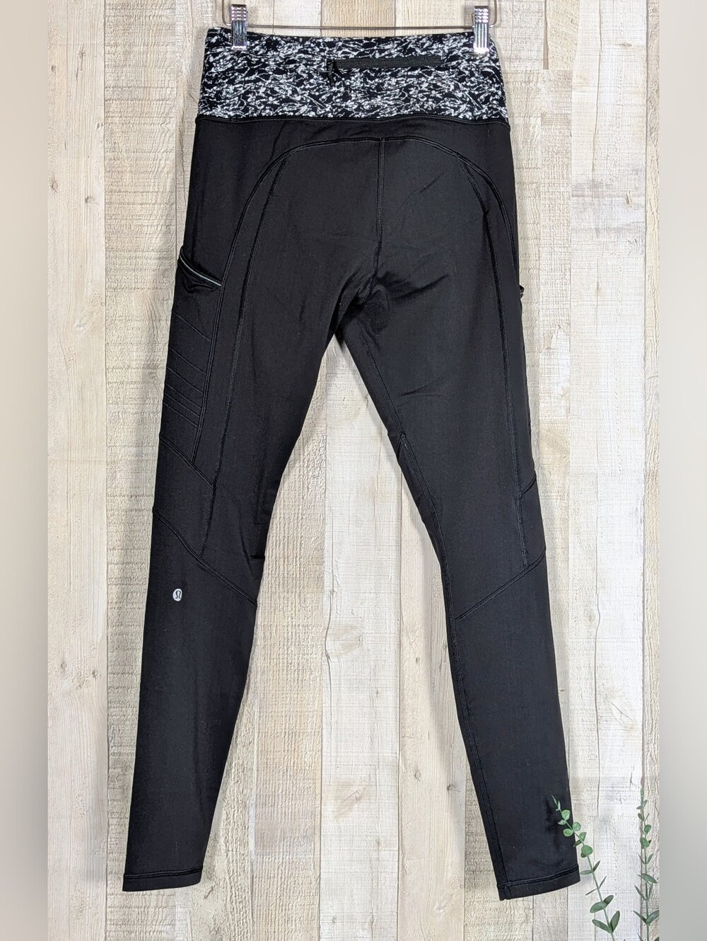 Lululemon Fresh Tracks Tight Black White Print Running Leggings Size 8